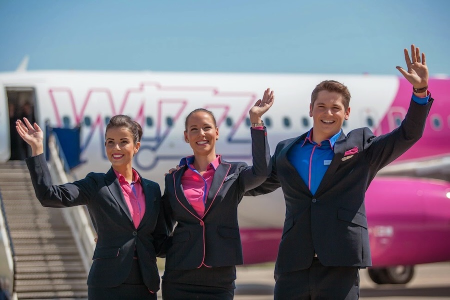 Tripulantes de cabina de WizzAir, aerolínea que permite tatuajes entre su tripulación